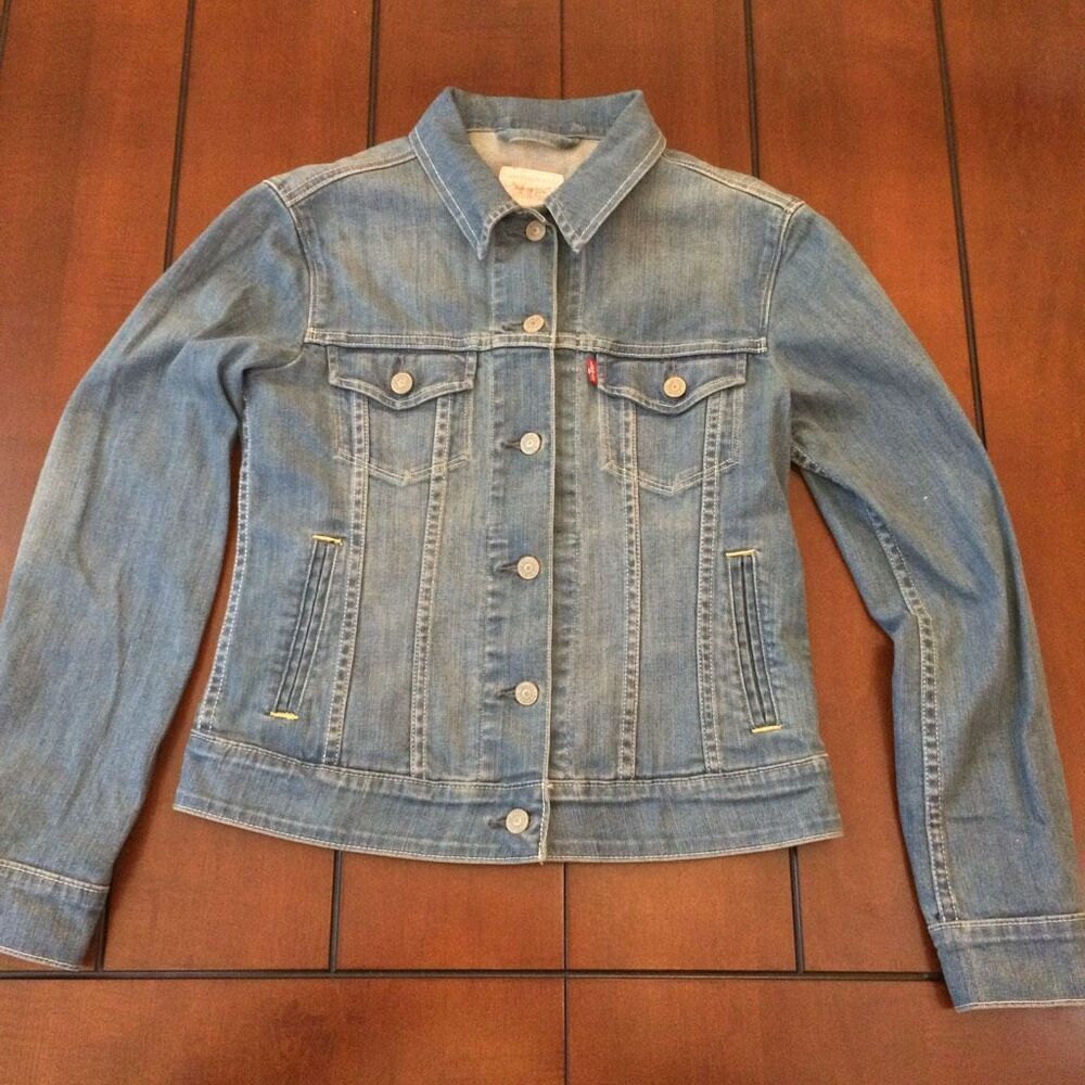 Levi’s women’s denim Jean jacket small